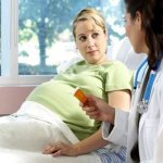 Беременная женщина и врач