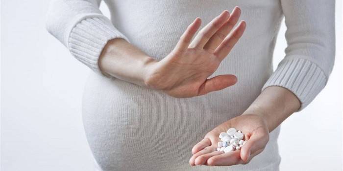 Беременная женщина отказывается от таблеток