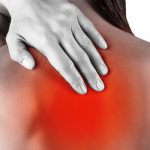 Боль между лопатками может быть вызвана разными болезнями