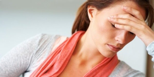 Боль в затылке головы при давлении в норме и тошнит: причины и лечение, первая помощь