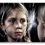 Девочка смотрит в разбитое зеркало, детская травма
