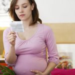 Девушка читает инструкцию