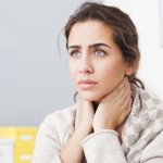 Девушка держится за горло