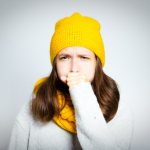 девушка кашляет