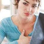 девушка на консультации у врача маммолога