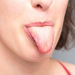 Девушка с высунутым языком