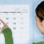 Девушка смотрит календарь