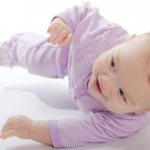 грудничок переворачивается