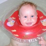 Купание малыша с надувным кругом