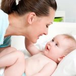 Мама разговаривает с младенцем