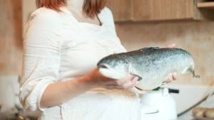 Можно ли беременным есть семгу слабосоленую, сушеную и вяленую красную рыбу форель, горбушу и лосось?