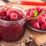 Разрешено ли при грудном вскармливании употреблять малиновое варенье? Можно ли в первый месяц после рождения ребенка? Правила ввода в рацион, противопоказания