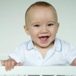 Child development at 8 months. What can a baby do at 8 months? 