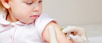 ребенку делают прививку