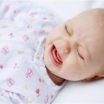 Ребенок 1 месяц плачет во сне