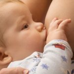 ребенок сосет грудь