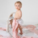 ребенок стоит