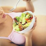 Важно ограничить употребление продуктов с содержанием простых углеводов, при этом включать в рацион больше клетчатки и углеводов, которые медленно усваиваются организмом.