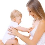 ВОЗ рекомендует до 6 месяцев кормить младенца только грудным молоком, постепенно вводить прикорм и завершать ГВ после 2 лет, а по желанию мамы - еще позже