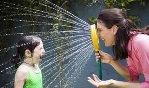 Закаливание и обливание холодной водой, контрастный душ - эффективные способы профилактики ринита