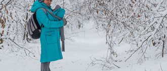 Женщина гуляет с новорожденным зимой