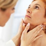 Женщина на осмотре у доктора