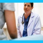 женщина врач разговаривает с пациенткой